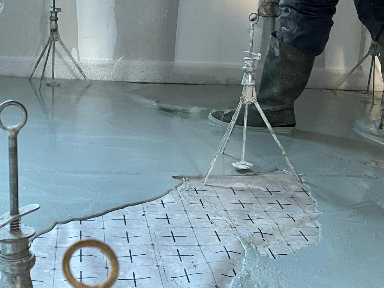 Coulage chape liquide avec trépieds de niveau