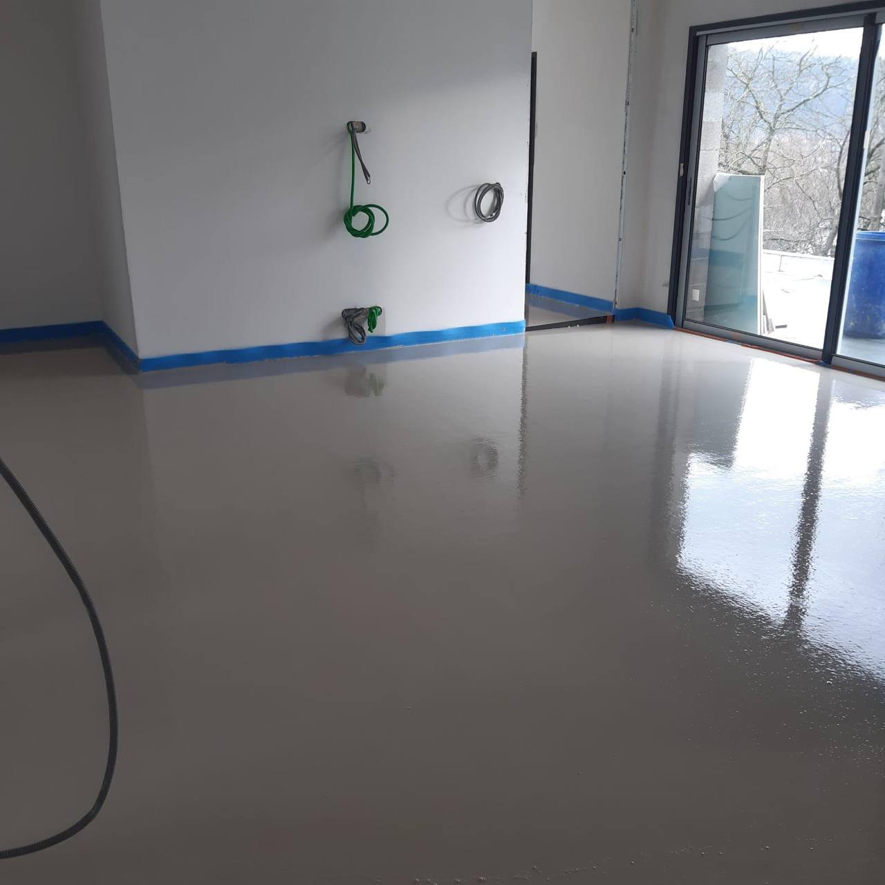 Chape liquide finition parfaite baie vitrée