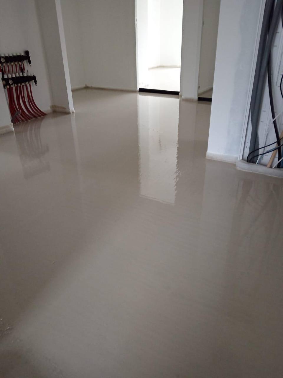 Chape finie avec collecteur plancher chauffant