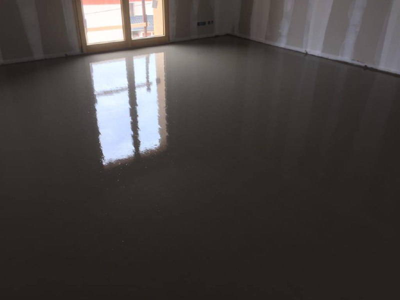 Chape liquide foncée finition brillante