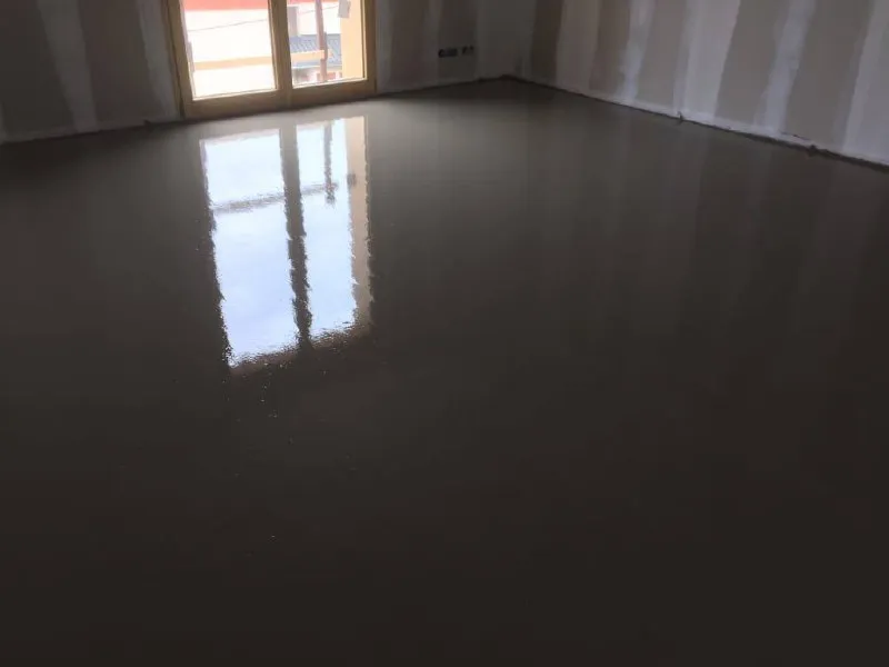 Chape liquide foncée finition brillante